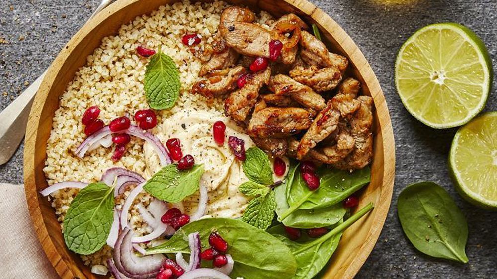 Bowl d’émincé d’épaule d’agneau, aux épinards, houmous et grenade. ©Interveb